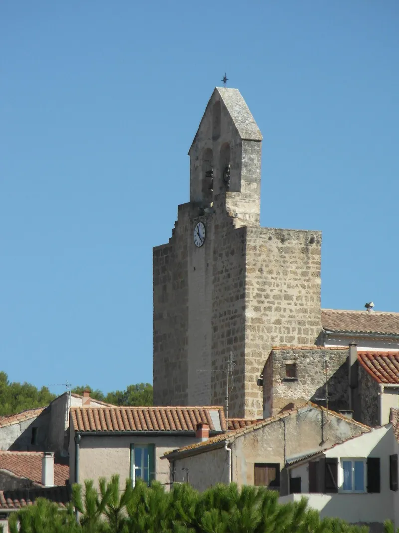 Le mur-clocher en pierre de l'église Saint-Antoine, au-dessus des toits du vieux village de Clapiers