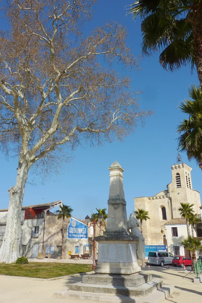 Monument aux morts sous un platane, devant l'église Saint-Julien de Baillargues