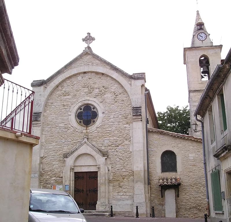 Façade en pierre, rosace et clocher de l'église Sainte-Agnès de Saint-Aunès