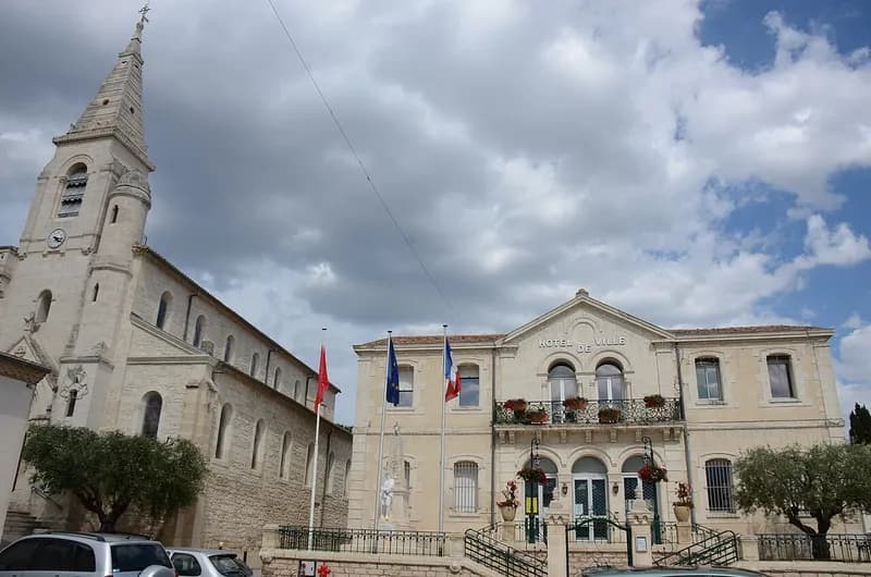 L'église Saint-Théodorit et son clocher à flèche, à côté de l'hôtel de ville de Vendargues